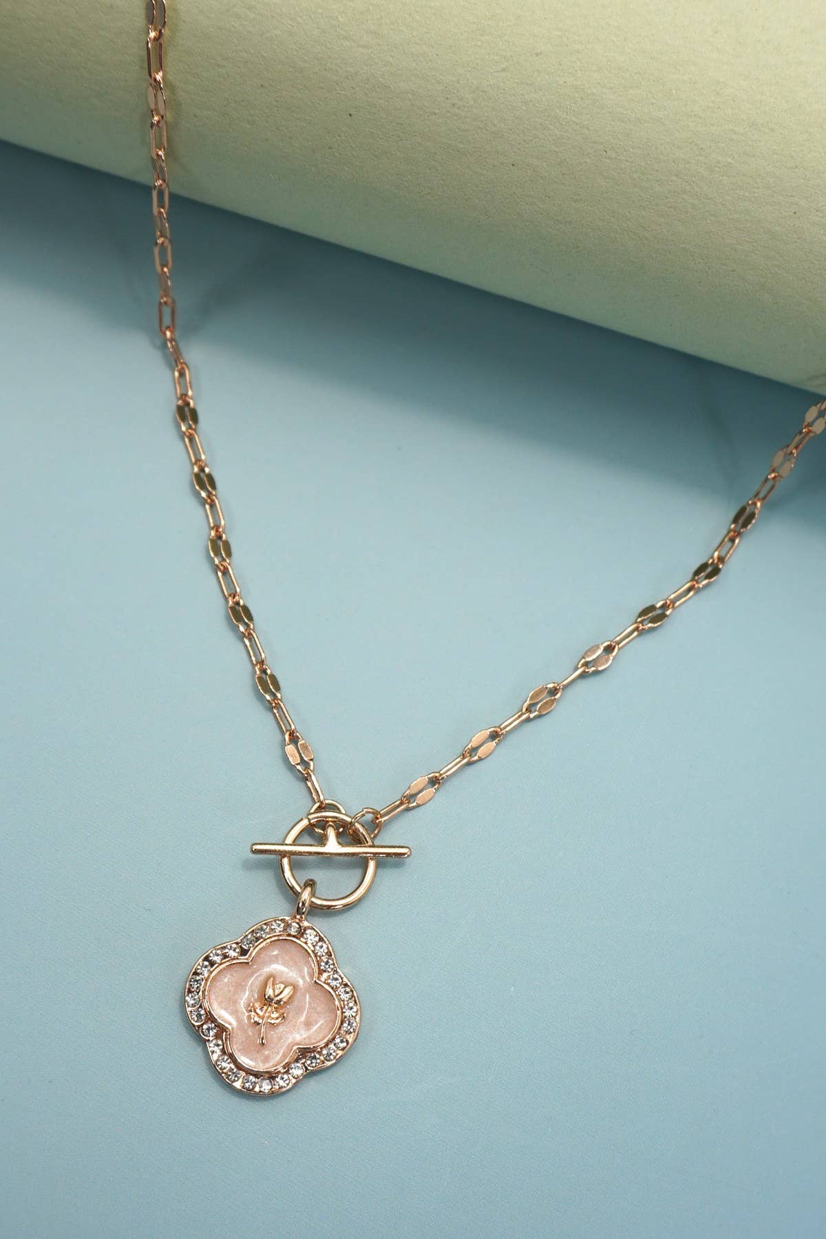 RHINESTONE ROSE FLOWER PEARL CHARM TOGGLE NECKLACE