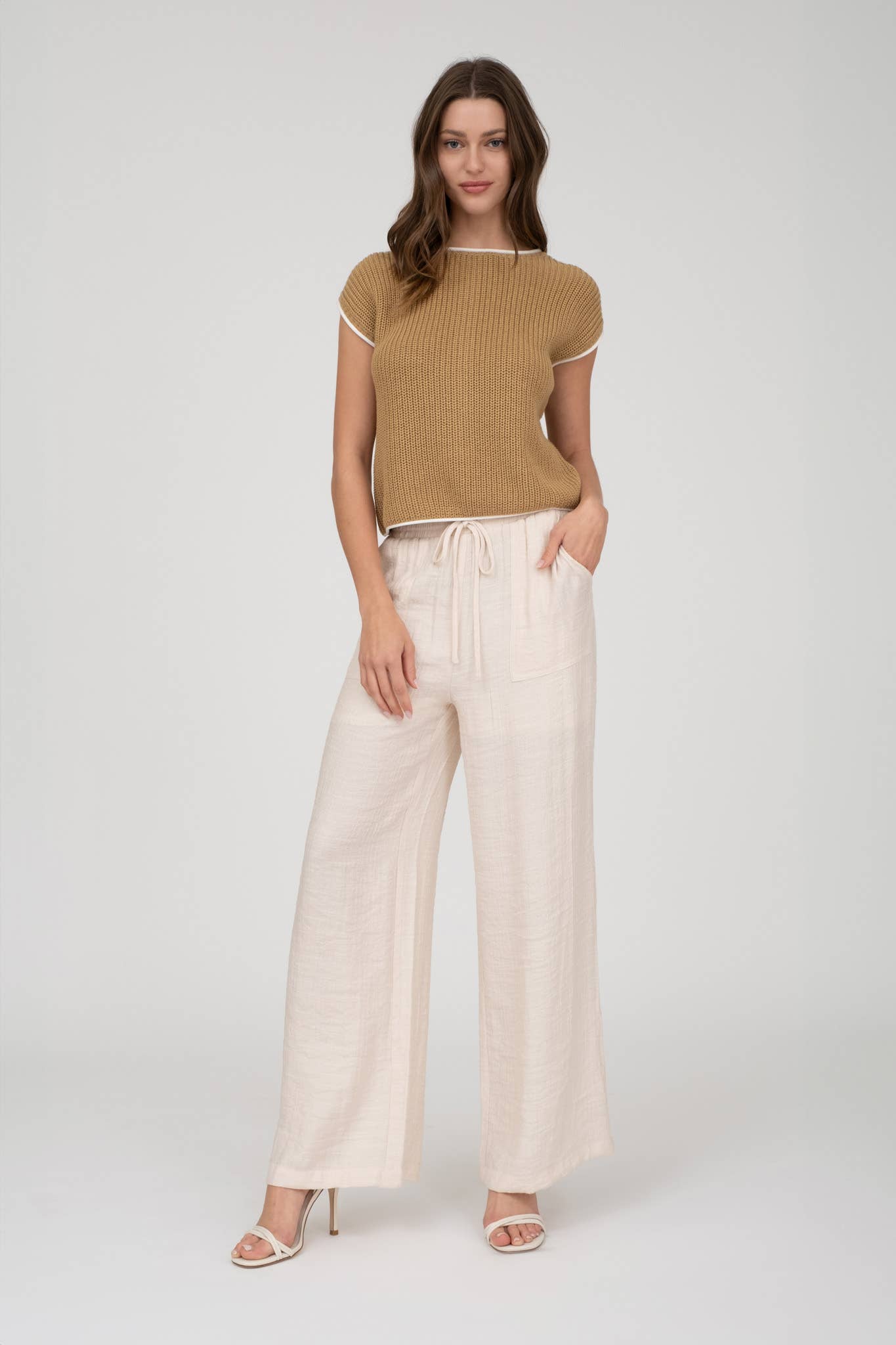 CONTRAST TRIM SHORT SLEEVE KNIT SWEATER TOP: TAN