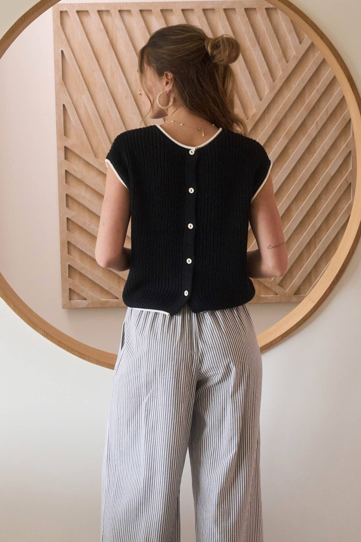 CONTRAST TRIM SHORT SLEEVE KNIT SWEATER TOP: BLACK
