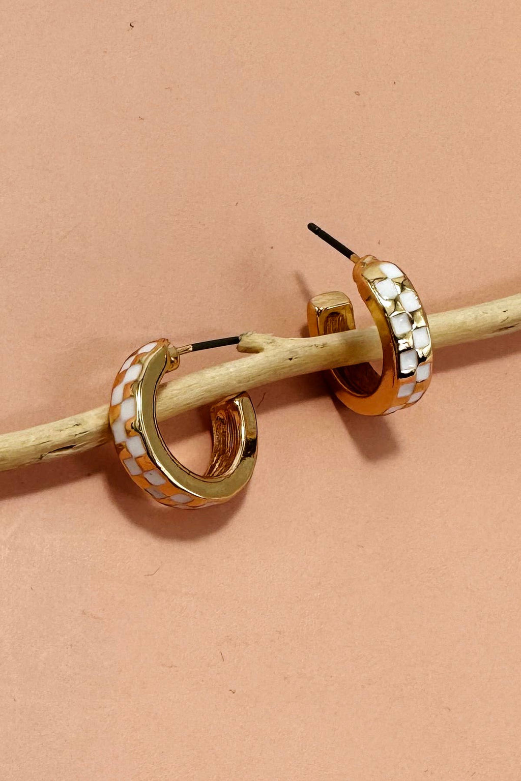 MINI CHECKER HOOP HUGGIE EARRINGS | Gold/white