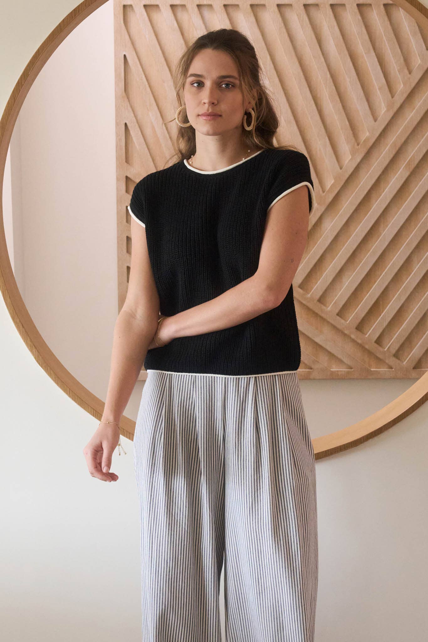 CONTRAST TRIM SHORT SLEEVE KNIT SWEATER TOP: BLACK