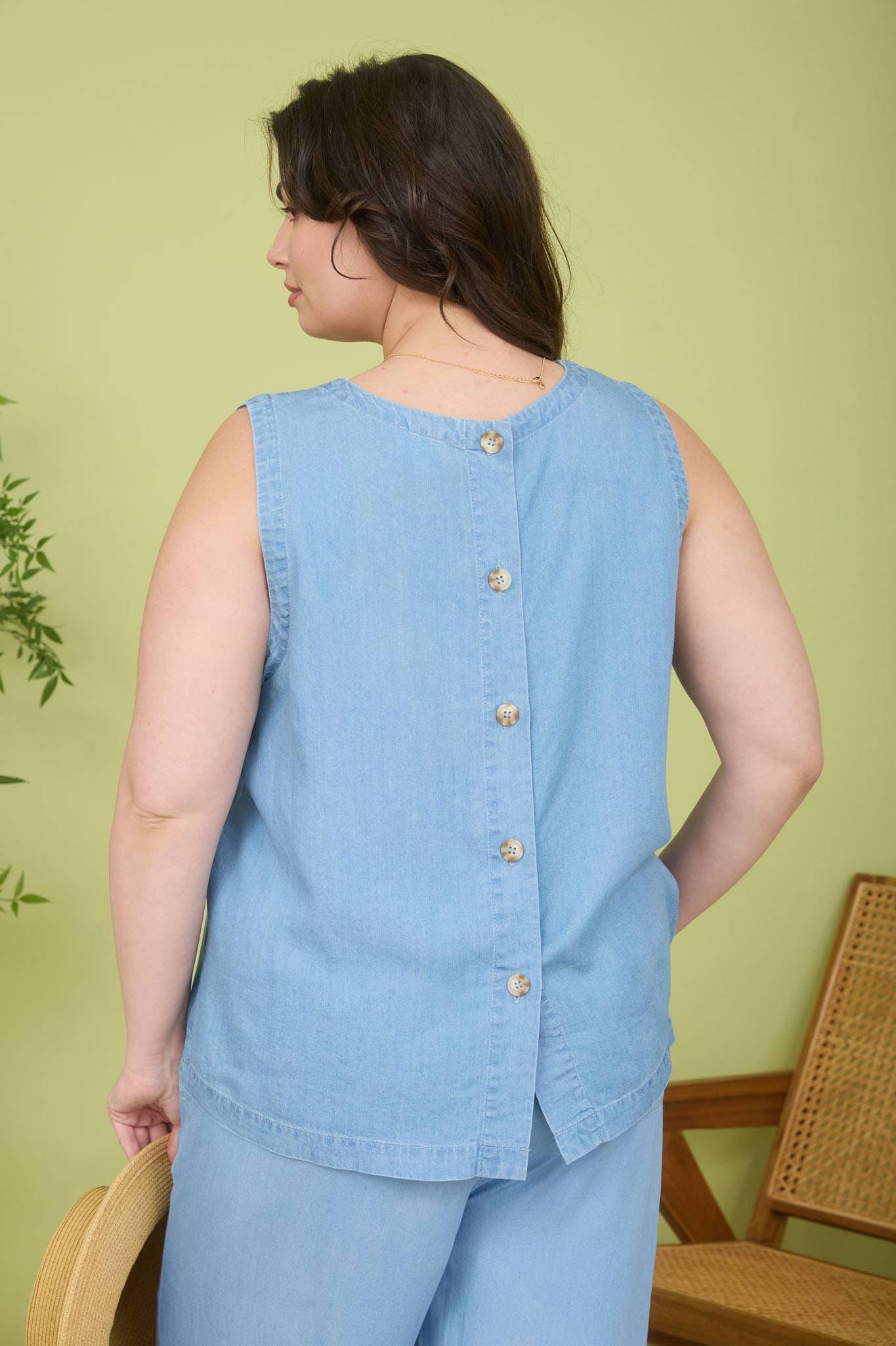 BACK BUTTON SLEEVELESS CHAMBRAY TOP