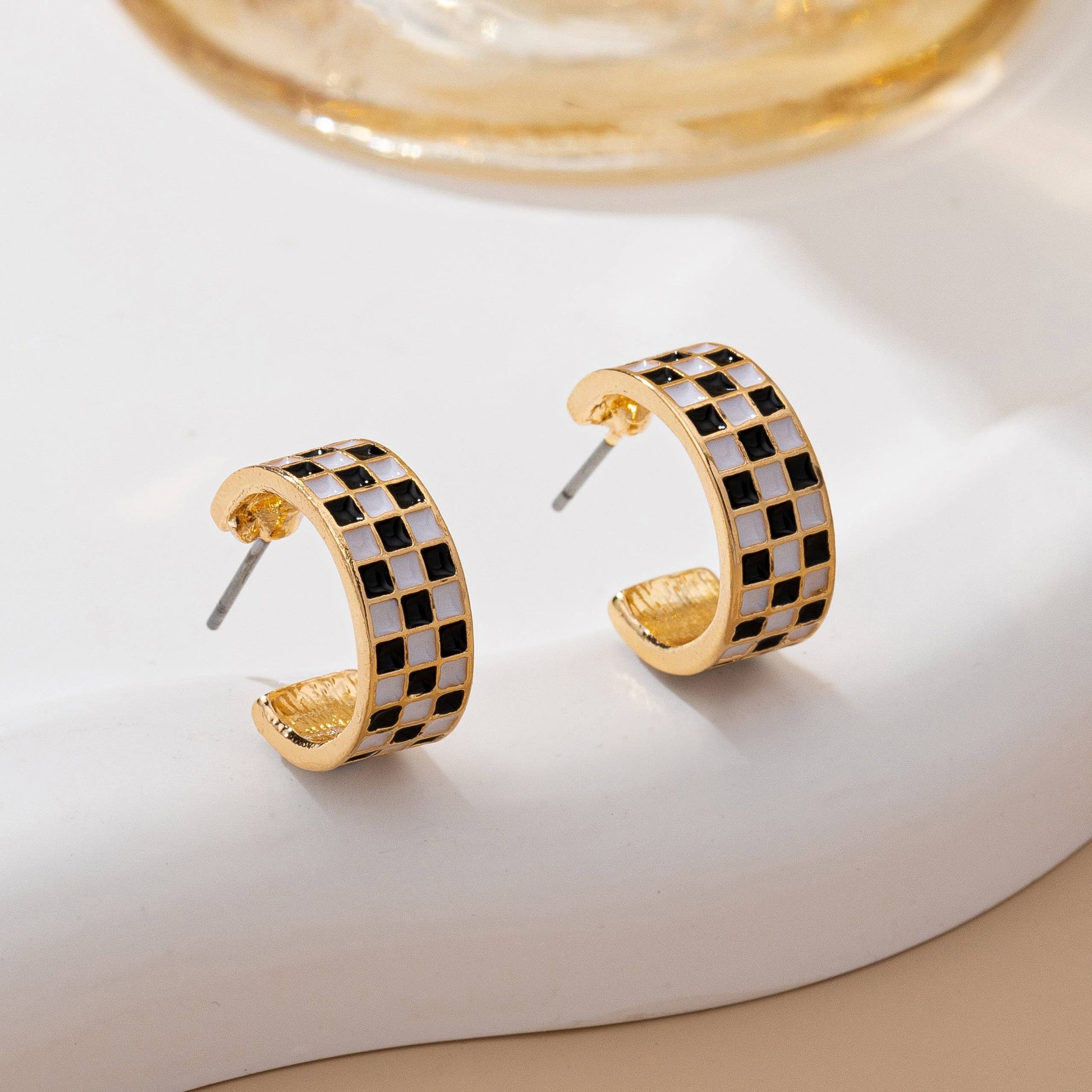 CHECKER HUGGIE HOOP EARRINGS