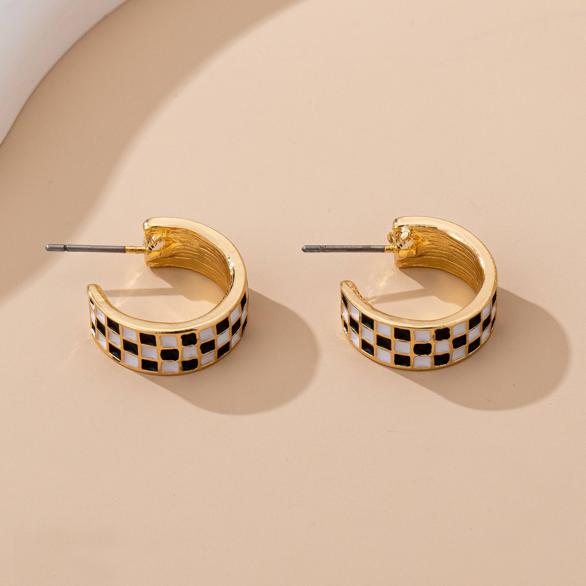 CHECKER HUGGIE HOOP EARRINGS