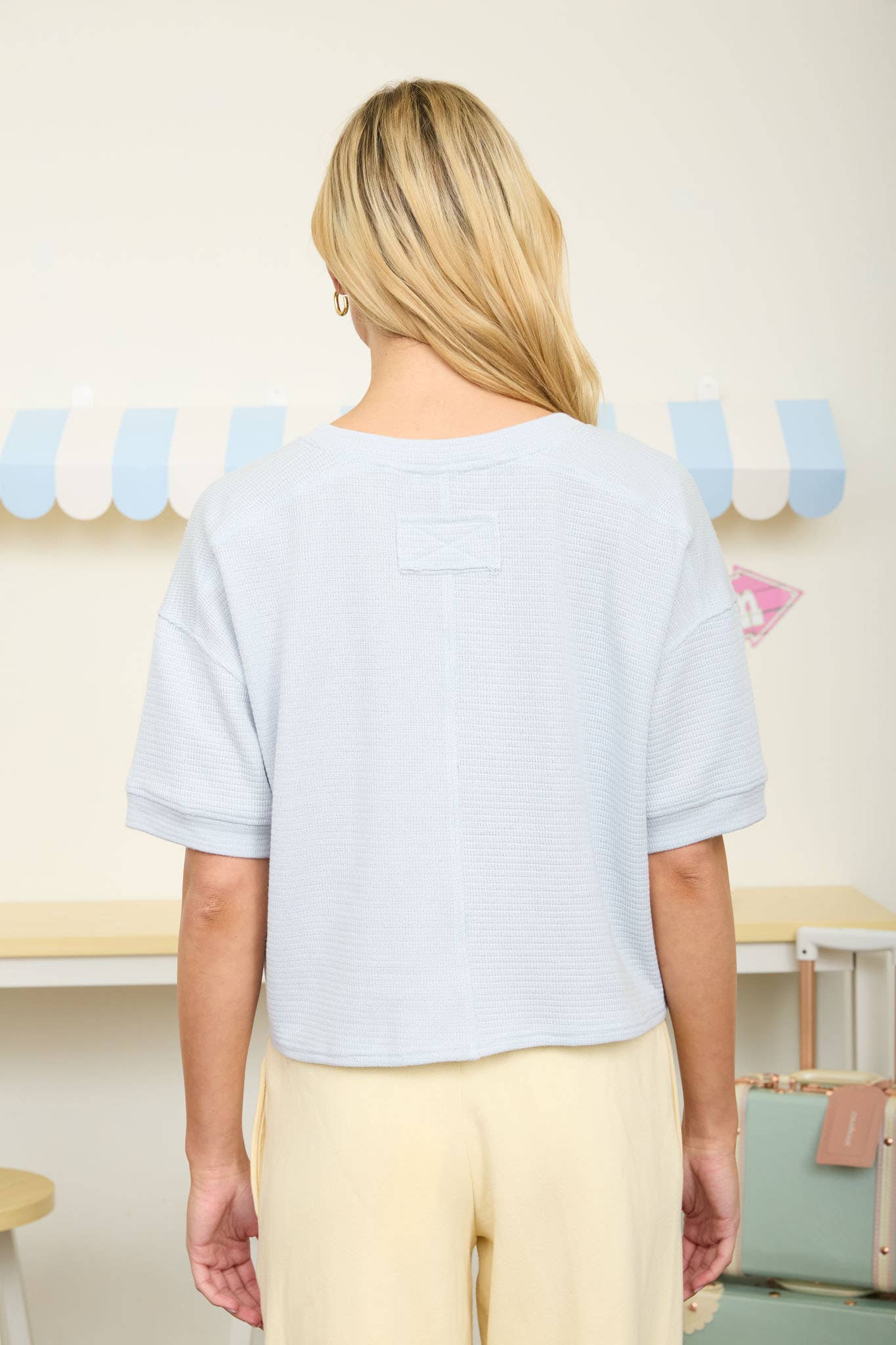 TEXTURED KNIT BUTTON DOWN SHORT SLEEVE CARDIGAN: LIGHT BLUE