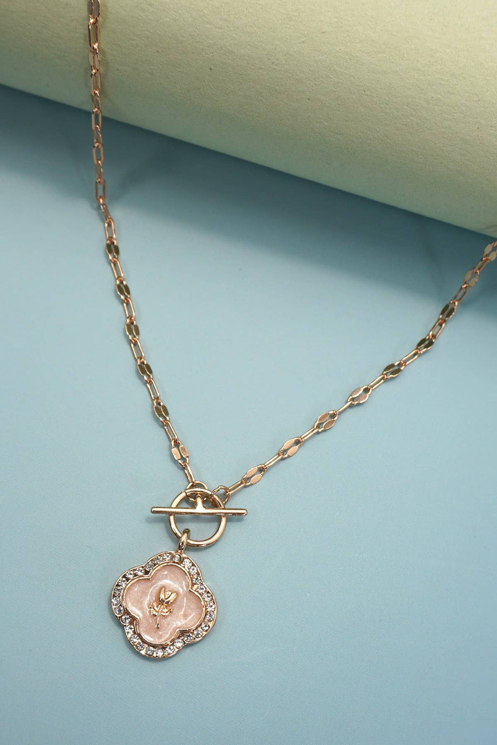 RHINESTONE ROSE FLOWER PEARL CHARM TOGGLE NECKLACE