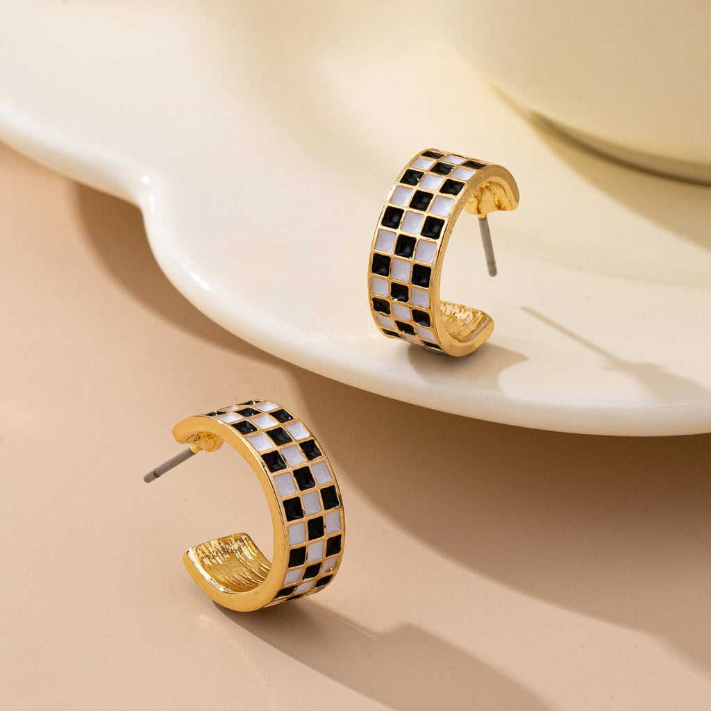 CHECKER HUGGIE HOOP EARRINGS