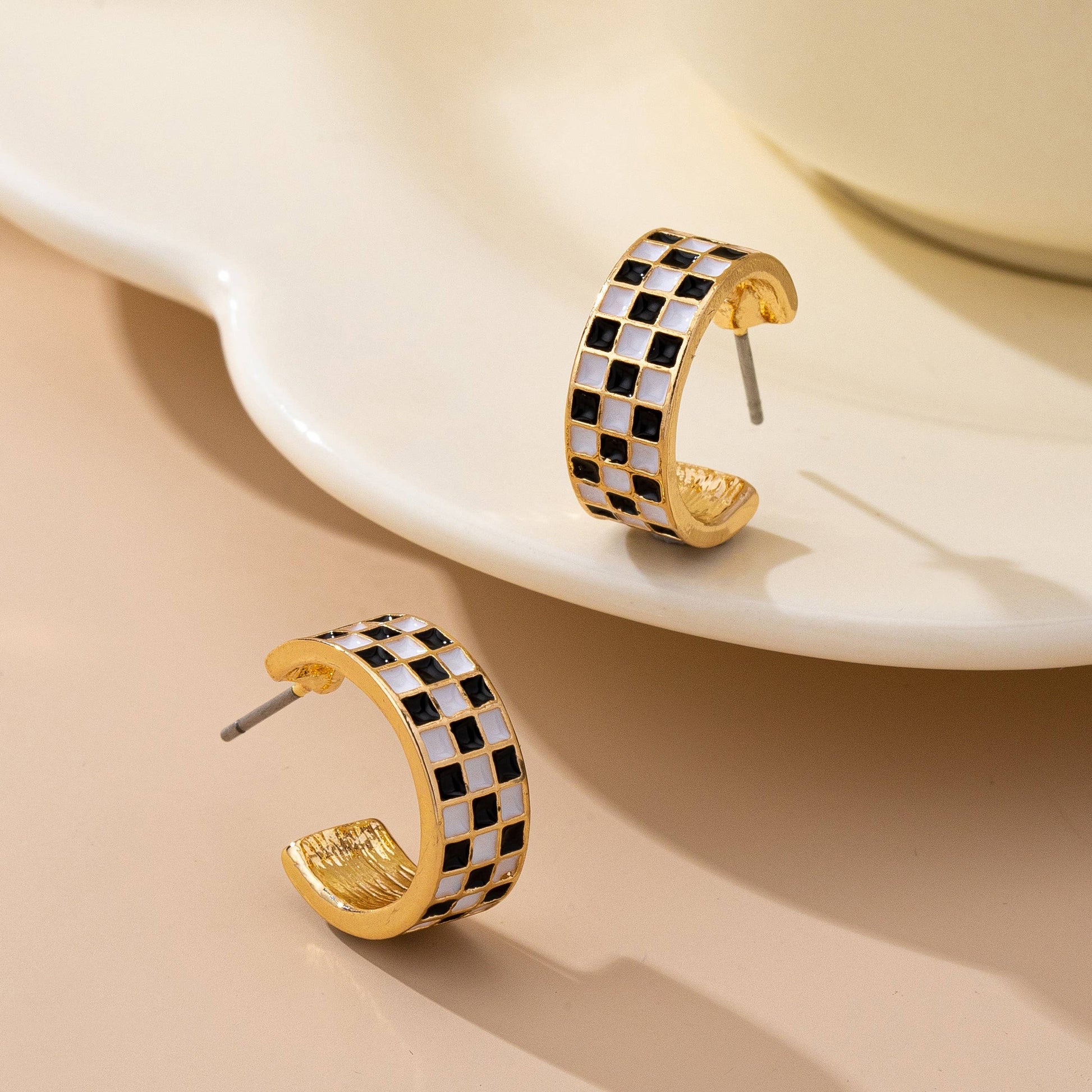 CHECKER HUGGIE HOOP EARRINGS