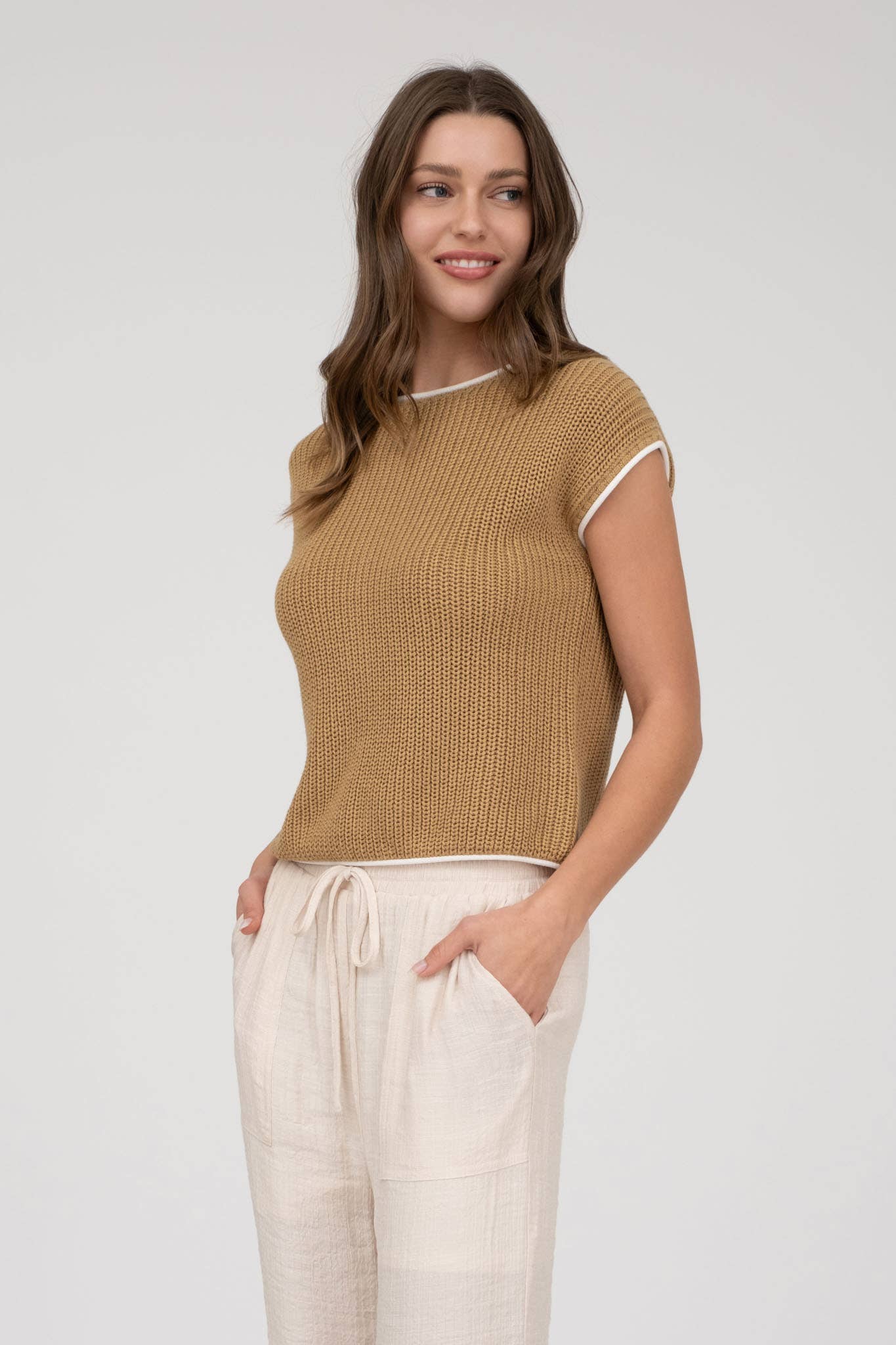 CONTRAST TRIM SHORT SLEEVE KNIT SWEATER TOP: TAN