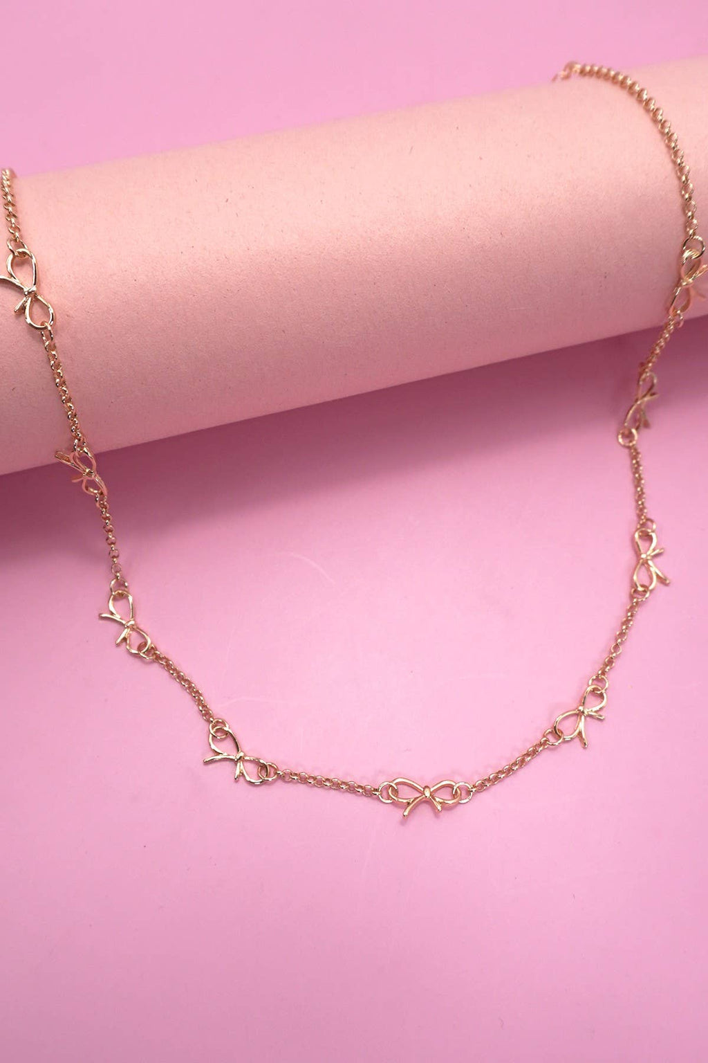 CUTOUT BOW STATION NECKLACE | Gold