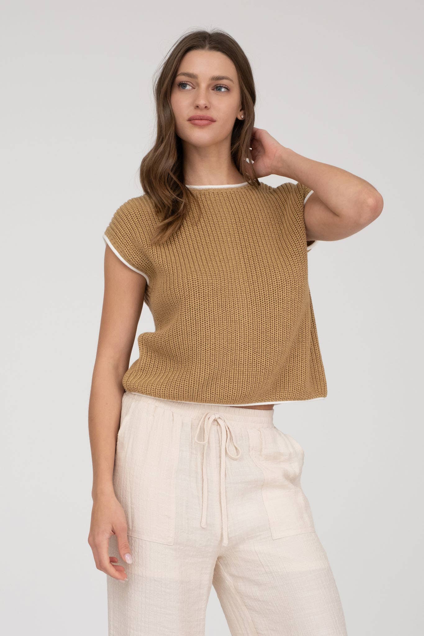 CONTRAST TRIM SHORT SLEEVE KNIT SWEATER TOP: TAN