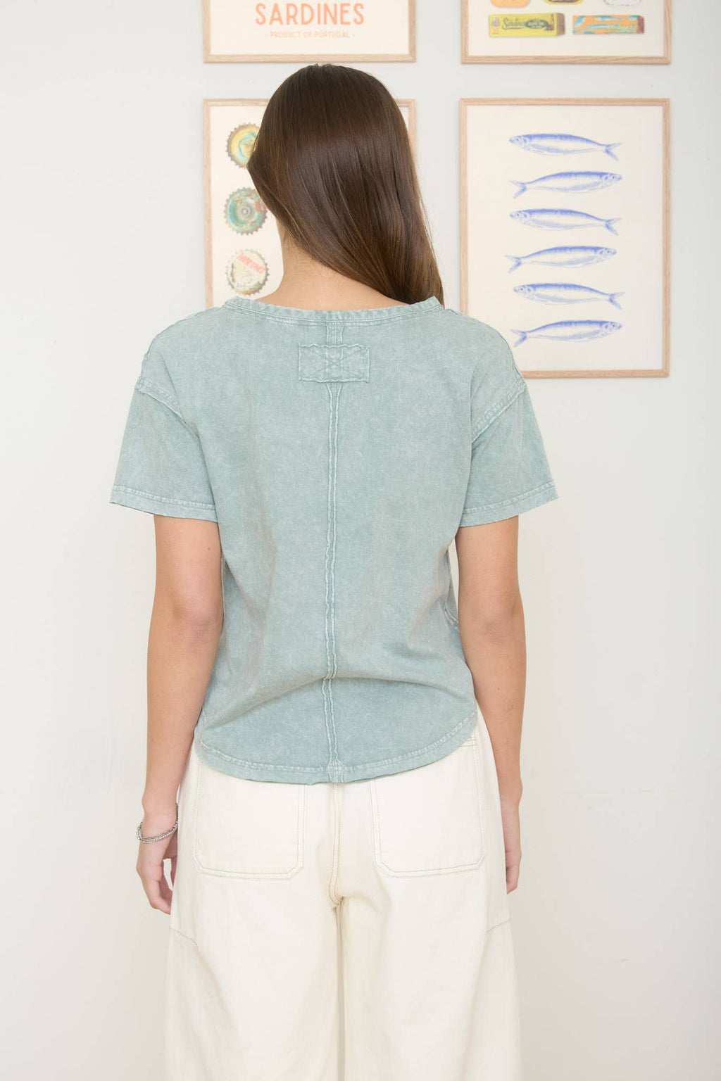 WASHED SCOOP NECK RAW EDGE SHORT SLEEVE KNIT TOP: OLIVE
