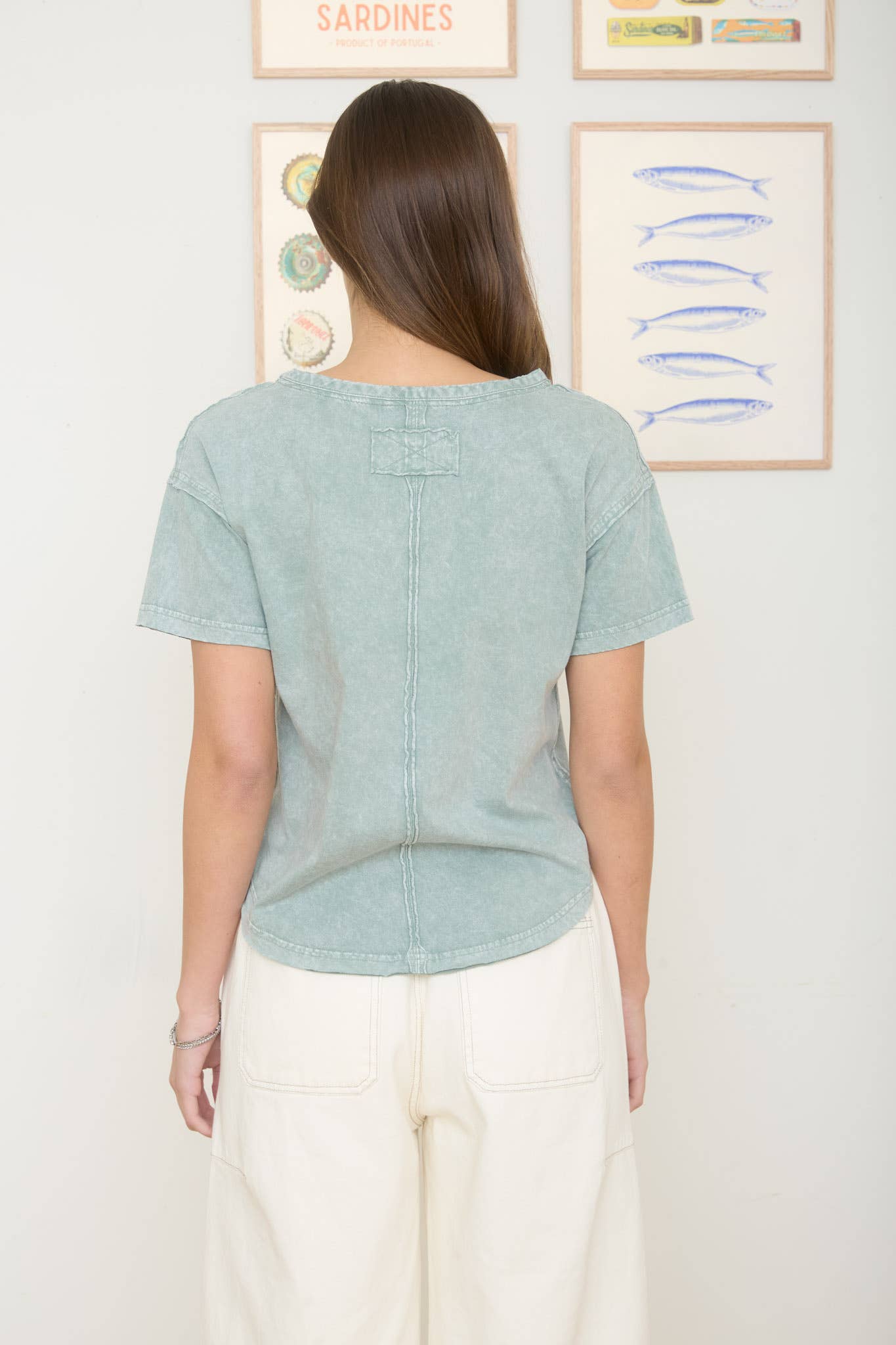 WASHED SCOOP NECK RAW EDGE SHORT SLEEVE KNIT TOP: OLIVE