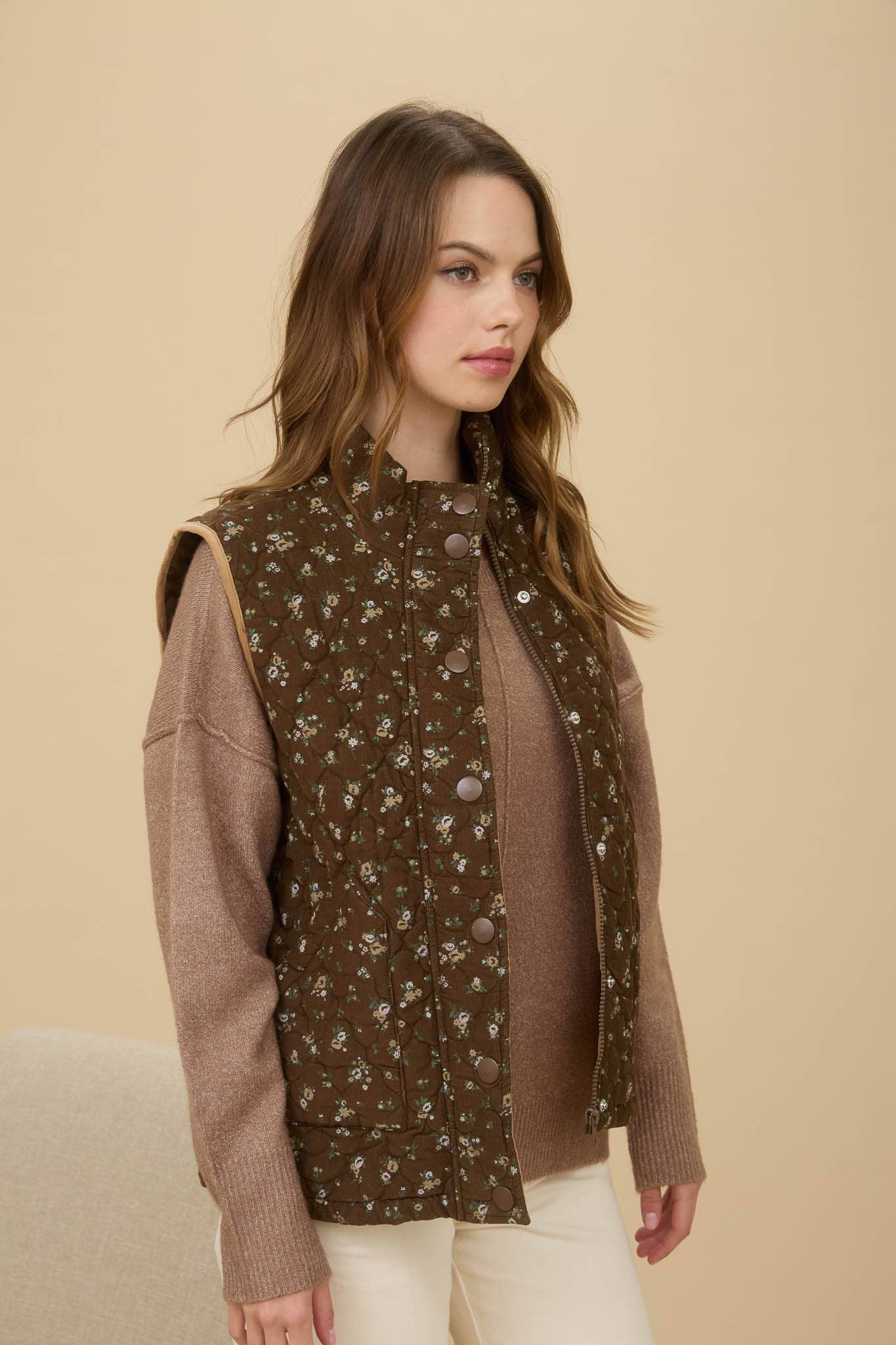 FLORAL QUILTED ZIP-UP PUFFER VEST: BROWN MULTI