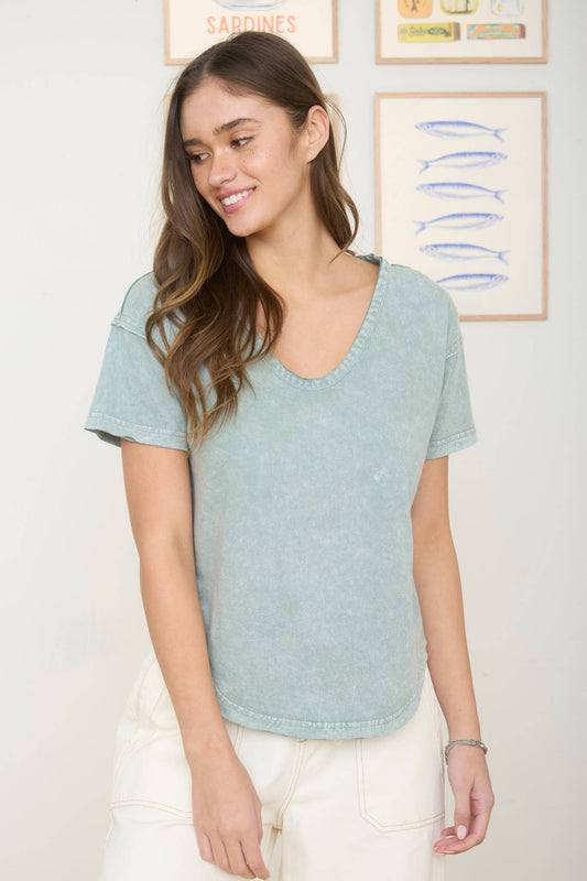 WASHED SCOOP NECK RAW EDGE SHORT SLEEVE KNIT TOP: OLIVE