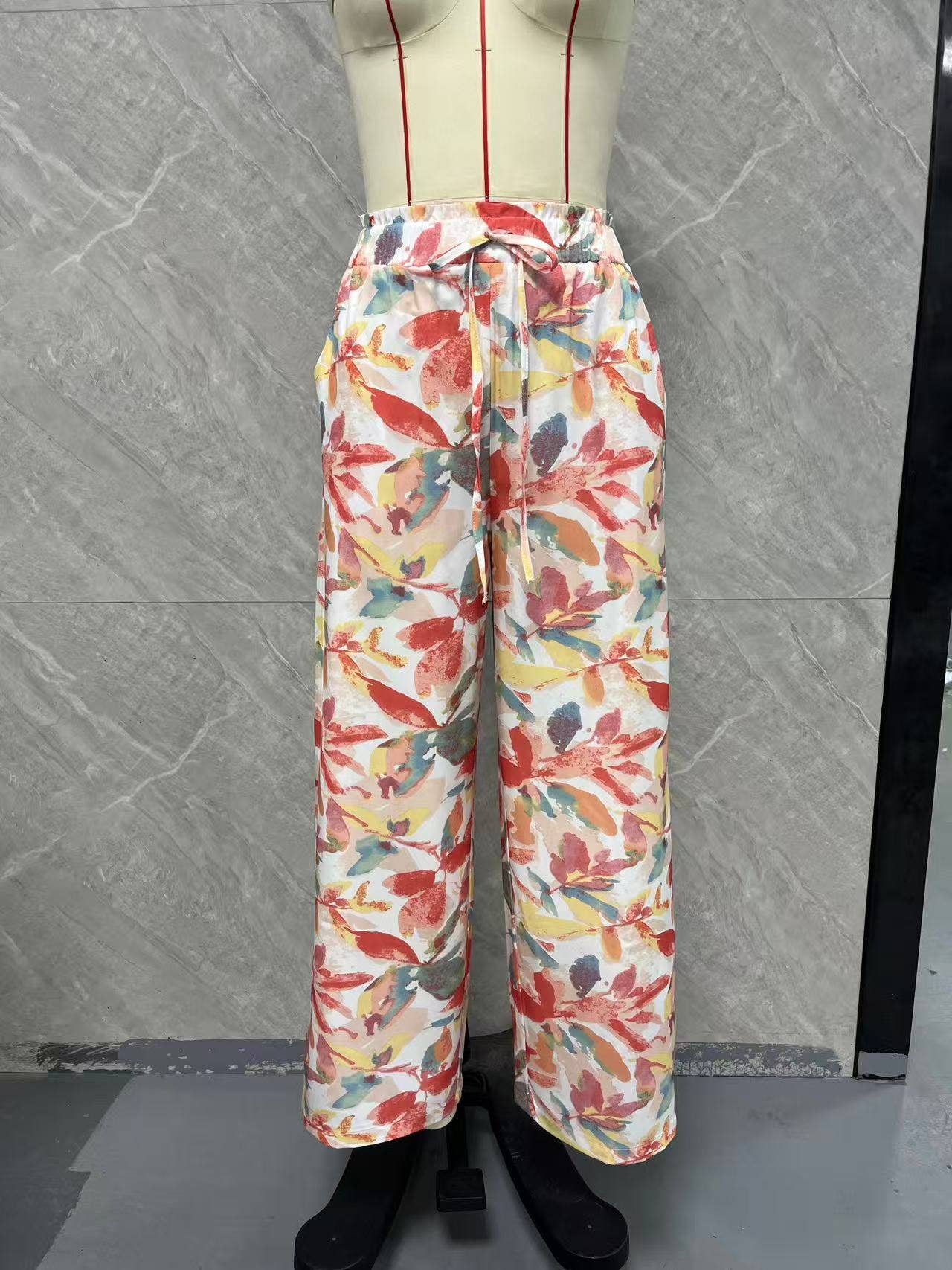 Loose straight-leg pants with drape prints