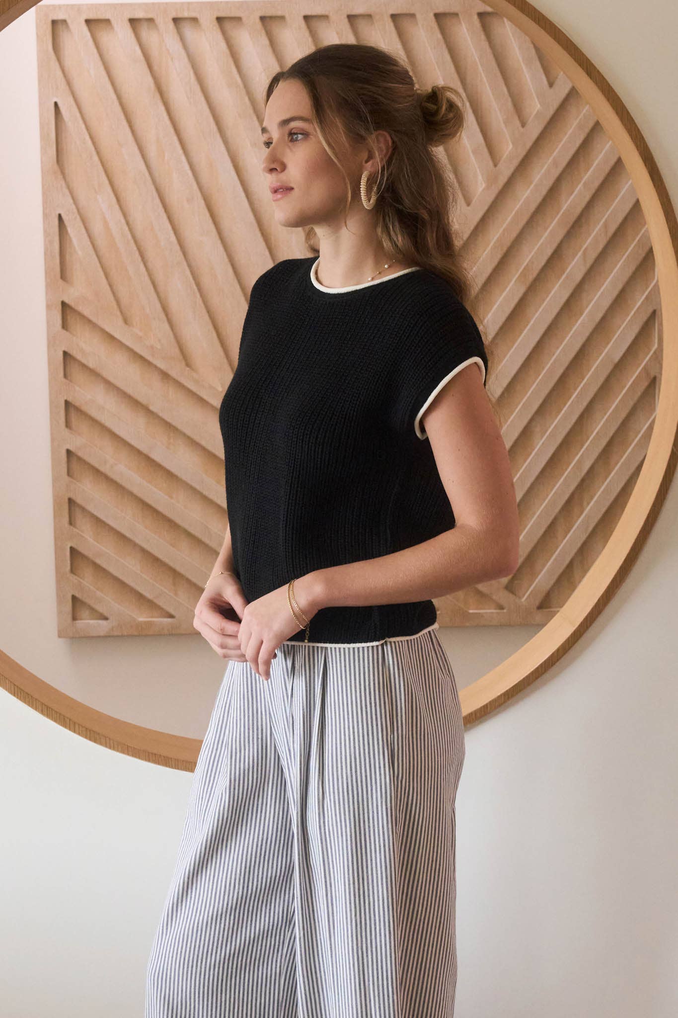 CONTRAST TRIM SHORT SLEEVE KNIT SWEATER TOP: BLACK