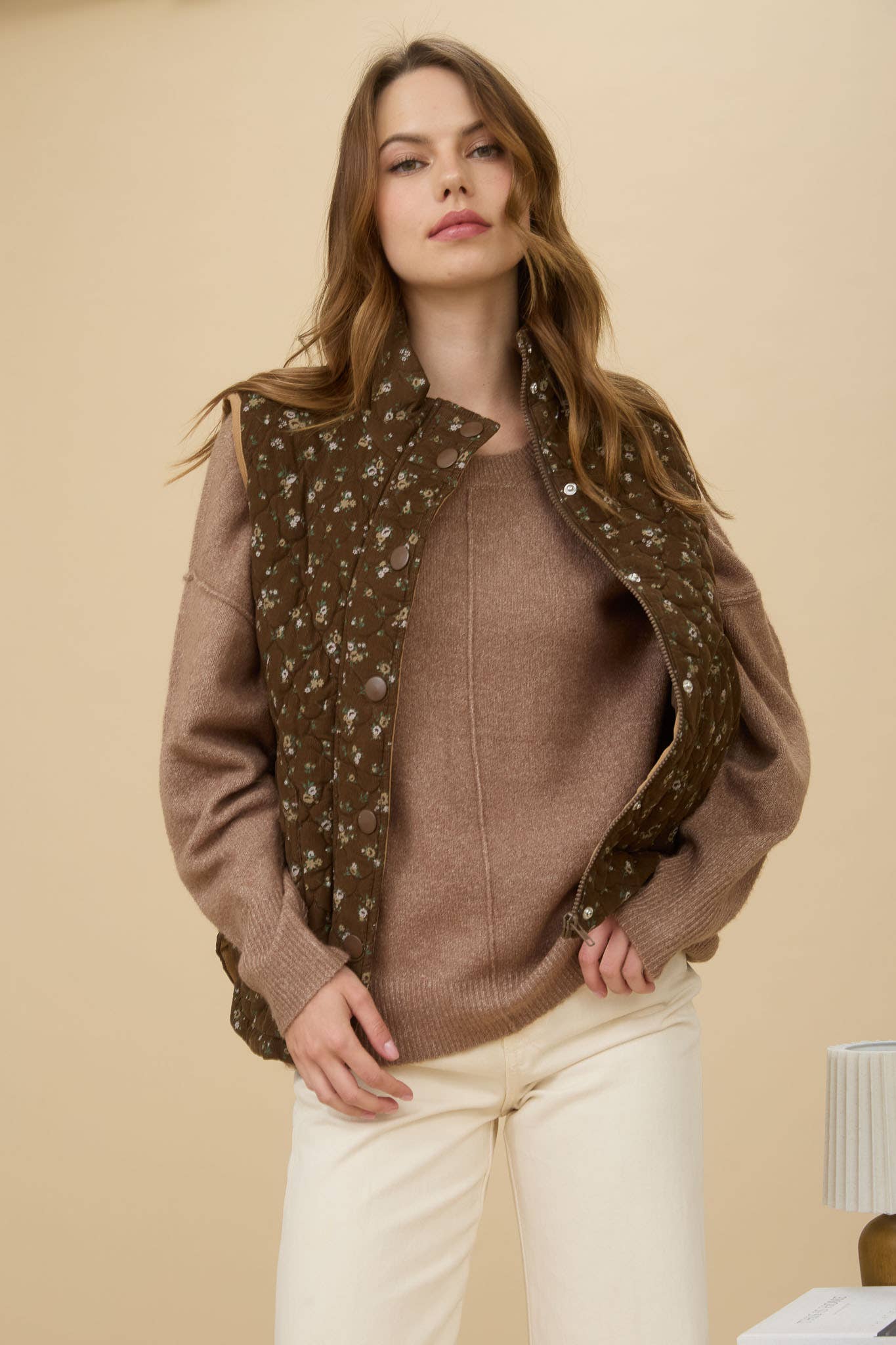 FLORAL QUILTED ZIP-UP PUFFER VEST: BROWN MULTI