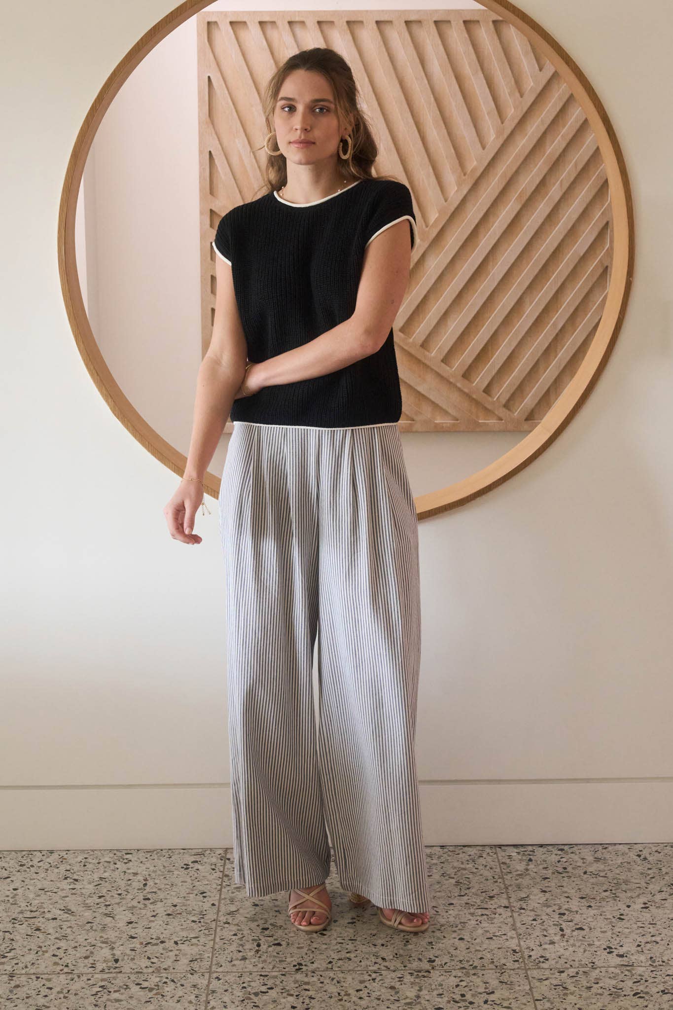 CONTRAST TRIM SHORT SLEEVE KNIT SWEATER TOP: BLACK