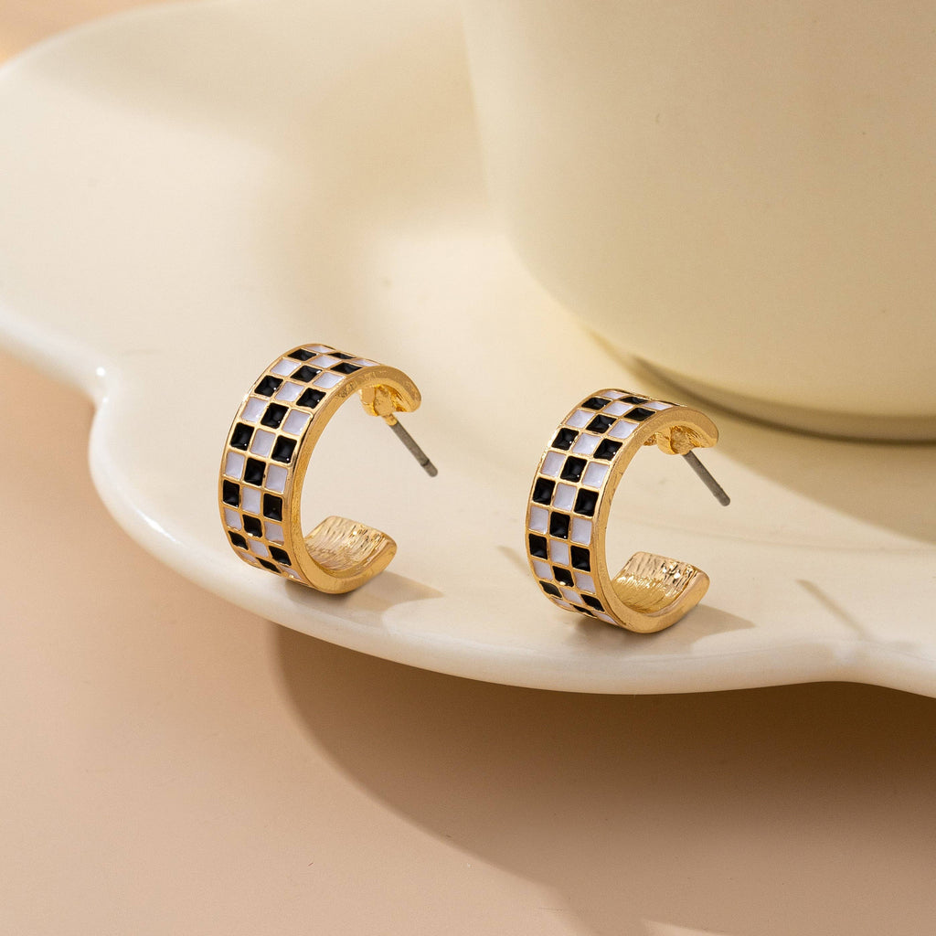 CHECKER HUGGIE HOOP EARRINGS